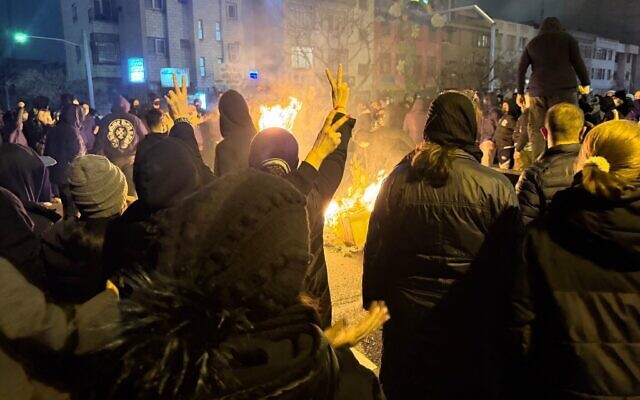 Sur cette photo obtenue par l'Associated Press, des Iraniens participent à une manifestation antigouvernementale à Téhéran, en Iran, le 9 janvier 2026. (Crédit : UGC via AP) Sur cette photo obtenue par l'Associated Press, des Iraniens participent à une manifestation antigouvernementale à Téhéran, en Iran, le 9 janvier 2026. (Crédit : UGC via AP)