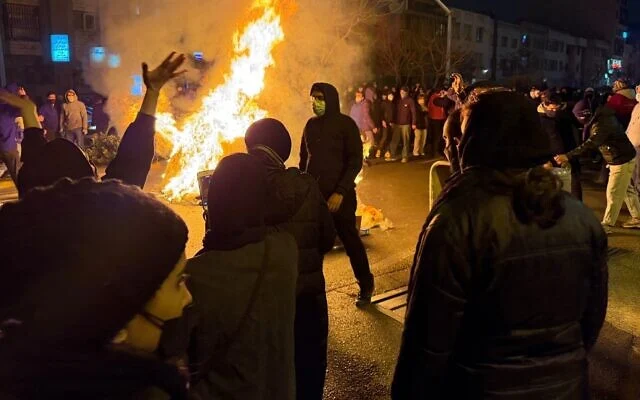 Des Iraniens participant à une manifestation anti-régime, à Téhéran, en Iran, le 9 janvier 2026. (Crédit : UGC via AP)