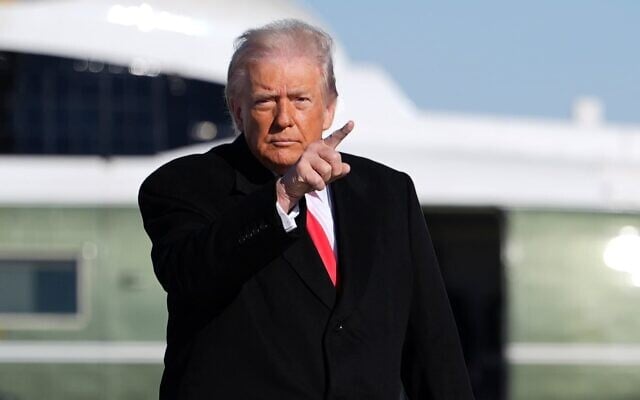 Le président américain Donald Trump, avant de monter à bord de l'Air Force One pour se rendre à Détroit, à la base militaire d'Andrews, dans le Maryland, le 13 janvier 2026. (Crédit : Evan Vucci/AP) Le président américain Donald Trump, avant de monter à bord de l'Air Force One pour se rendre à Détroit, à la base militaire d'Andrews, dans le Maryland, le 13 janvier 2026. (Crédit : Evan Vucci/AP)