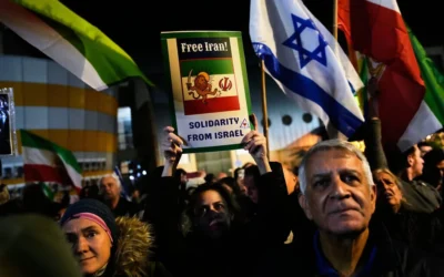 Des manifestants brandissent des drapeaux israéliens et iraniens d’avant la révolution lors d’un rassemblement en soutien aux manifestations contre le gouvernement iranien, à Holon, le 14 janvier 2026. (Crédit : Ohad Zwigenberg/AP)