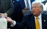 Le président américain Donald Trump montre un bidon de lait avant de signer un projet de loi qui réintroduit le lait entier dans les cantines scolaires à travers le pays, dans le Bureau ovale de la Maison Blanche, mercredi 14 janvier 2026, à Washington. (Crédit : AP Photo/Alex Brandon)