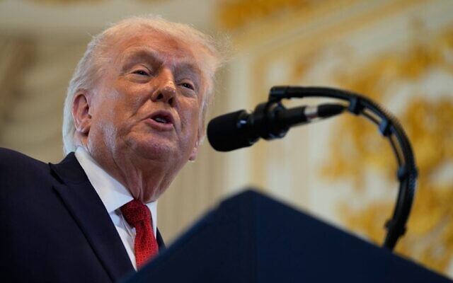 Le président américain Donald Trump prend la parole lors d'une cérémonie d'inauguration d'une partie de Southern Boulevard que le conseil municipal de Palm Beach a récemment décidé de renommer "President Donald J. Trump Boulevard", le 16 janvier 2026, à son club Mar-a-Lago à Palm Beach, en Floride (Crédit : AP Photo/Julia Demaree Nikhinson). Le président américain Donald Trump prend la parole lors d'une cérémonie d'inauguration d'une partie de Southern Boulevard que le conseil municipal de Palm Beach a récemment décidé de renommer "President Donald J. Trump Boulevard", le 16 janvier 2026, à son club Mar-a-Lago à Palm Beach, en Floride (Crédit : AP Photo/Julia Demaree Nikhinson).