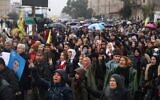 Des habitants scandant des slogans en faveur des Forces démocratiques syriennes (FDS), dirigées par les Kurdes et soutenues par les États-Unis, lors d'un défilé à Qamishli, dans le nord-est de la Syrie, le 18 janvier 2026. (Crédit : Baderkhan Ahmad/AP Photo)