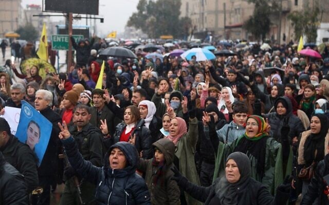 Des habitants scandant des slogans en faveur des Forces démocratiques syriennes (FDS), dirigées par les Kurdes et soutenues par les États-Unis, lors d'un défilé à Qamishli, dans le nord-est de la Syrie, le 18 janvier 2026. (Crédit : Baderkhan Ahmad/AP Photo)