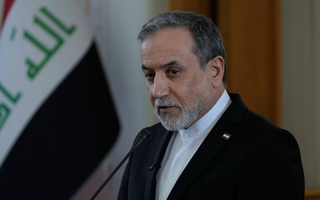 Le ministre iranien des Affaires étrangères Abbas Araghchi s'exprime lors d'une conférence de presse conjointe avec son homologue irakien Fuad Hussein à Téhéran, en Iran, le 18 janvier 2026. (Crédit : AP Photo/Vahid Salemi)
