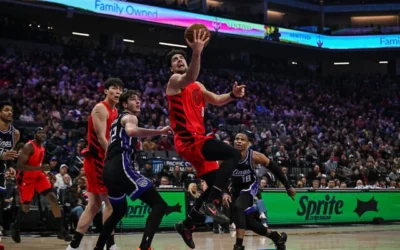 L'ailier des Portland Trail Blazers, Deni Avdija (numéro 8), tente un lay-up lors de la première mi-temps d'un match de la NBA contre les Sacramento Kings, le 18 janvier 2026, à Sacramento, en Californie. (AP/Justine Willard)
