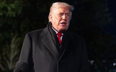 Le président américain Donald Trump s'exprime avant de décoller à bord de Marine One depuis la pelouse sud de la Maison Blanche, le 20 janvier 2026, à Washington. (Crédit : AP Photo/Alex Brandon)