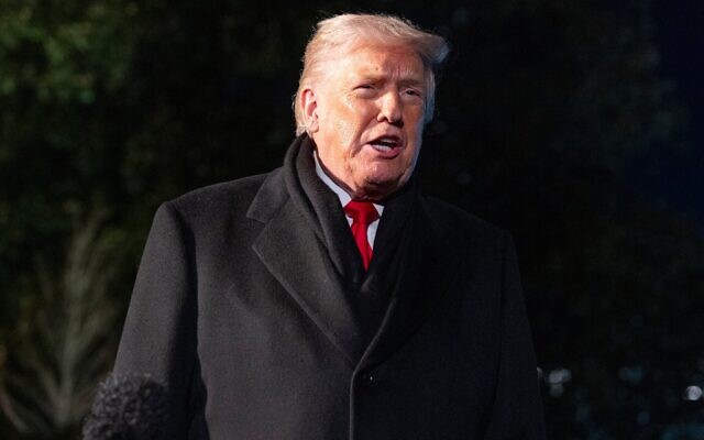 Le président américain Donald Trump s'exprime avant de décoller à bord de Marine One depuis la pelouse sud de la Maison Blanche, le 20 janvier 2026, à Washington. (Crédit : AP Photo/Alex Brandon)