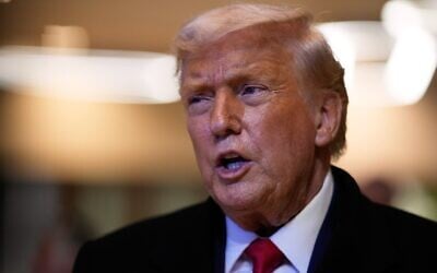 Le président Donald Trump s'adressant aux médias après une réunion lors de la réunion annuelle du Forum économique mondial, à Davos, en Suisse, le 21 janvier 2026. (Crédit : Markus Schreiber/AP)