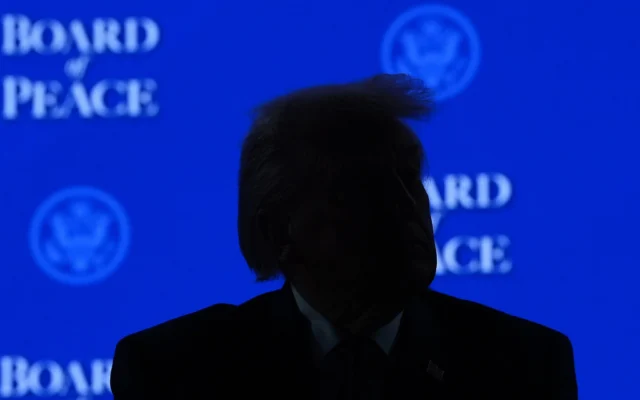 Le président américain Donald Trump écoutant les intervenants après la signature de la Charte du Conseil de Paix lors de la réunion annuelle du Forum économique mondial, à Davos, en Suisse, le 22 janvier 2026. (Crédit : Evan Vucci/AP Photo)