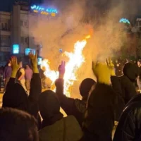 Des Iraniens participant à une manifestation anti-régime, à Téhéran, en Iran, le 9 janvier 2026. (Crédit : UGC via AP)