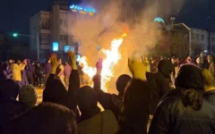 Des Iraniens participant à une manifestation anti-régime, à Téhéran, en Iran, le 9 janvier 2026. (Crédit : UGC via AP)