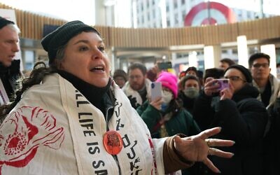 La femme rabbin Alissa Wise se joint à d'autres manifestants chez Target, le 23 janvier 2026, à Minneapolis. (Crédit : AP Photo/Abbie Parr)