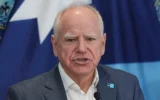 Le gouverneur du Minnesota, Tim Walz, prend la parole lors d'une conférence de presse à Blaine, dans le Minnesota, le 25 janvier 2026. (Photo AP/Abbie Parr)
