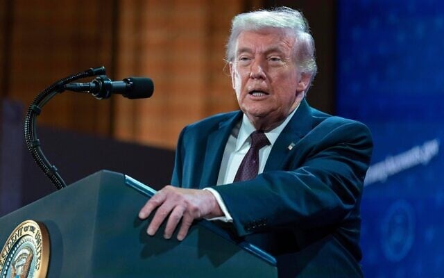 Le président américain Donald Trump s'exprimant lors du lancement d'un programme appelé « Trump Accounts », à l'auditorium Andrew W. Mellon, à Washington, le 28 janvier 2026. (Crédit : Jose Luis Magana/AP Photo)