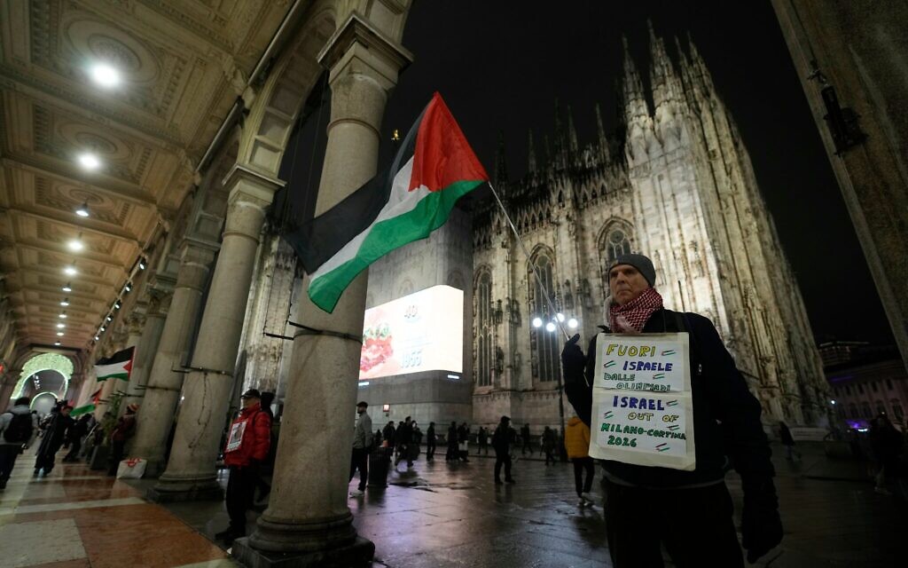 Un groupe de citoyens manifestant contre la participation d'Israël aux Jeux olympiques d'hiver de Milan-Cortina devant la cathédrale gothique Duomo, à Milan, en Italie, le 28 janvier 2026. (Crédit : Luca Bruno/AP Photo)
