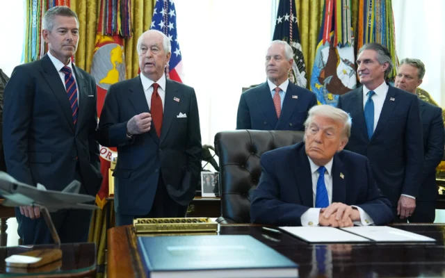 Le président américain Donald Trump dans le bureau ovale de la Maison Blanche, vendredi 30 janvier 2026, à Washington. (Crédit : AP Photo/Evan Vucci)
