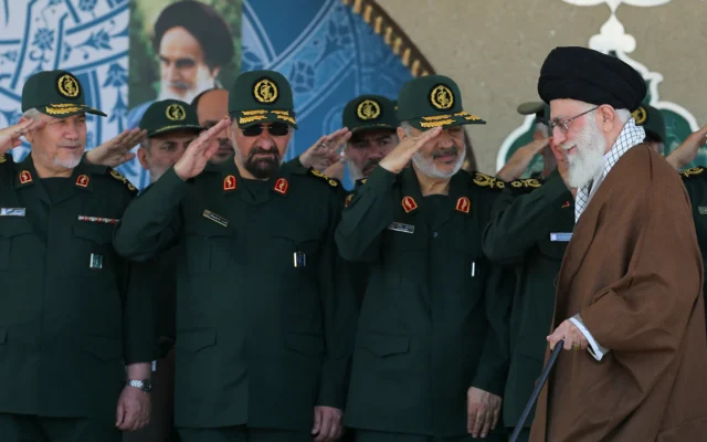 Le guide suprême iranien, l'ayatollah Ali Khamenei, à droite, arrive à une cérémonie de remise des diplômes des officiers du Corps des Gardiens de la révolution islamique, le 20 mai 2015. (Crédit : Bureau du guide suprême iranien via AP)
