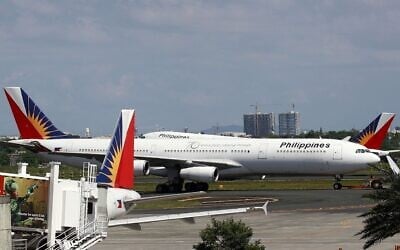 Des avions de ligne de Philippine Airlines stationnés au terminal de la compagnie aérienne à l'aéroport international de Manille, dans la ville de Pasay, au sud de Manille, aux Philippines, le 12 avril 2012. (Crédit : Bullit Marquez/AP)