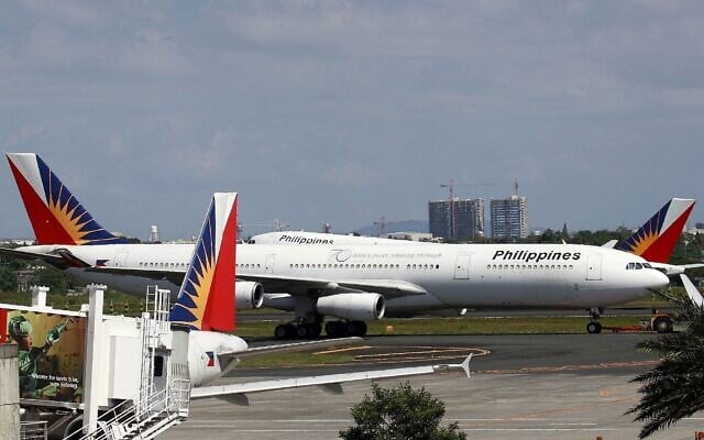 Des avions de ligne de Philippine Airlines stationnés au terminal de la compagnie aérienne à l'aéroport international de Manille, dans la ville de Pasay, au sud de Manille, aux Philippines, le 12 avril 2012. (Crédit : Bullit Marquez/AP) Des avions de ligne de Philippine Airlines stationnés au terminal de la compagnie aérienne à l'aéroport international de Manille, dans la ville de Pasay, au sud de Manille, aux Philippines, le 12 avril 2012. (Crédit : Bullit Marquez/AP)