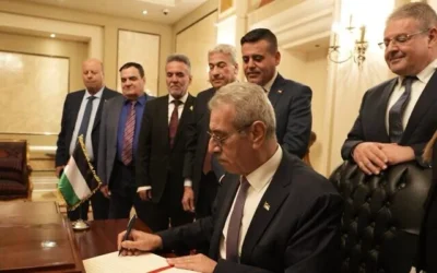 Ali Shaath, le haut responsable du Comité national pour l'administration de Gaza, signe la déclaration de mission du comité sur une photo publiée sur son compte X, le 17 janvier 2026. (Ali Shaath/X)