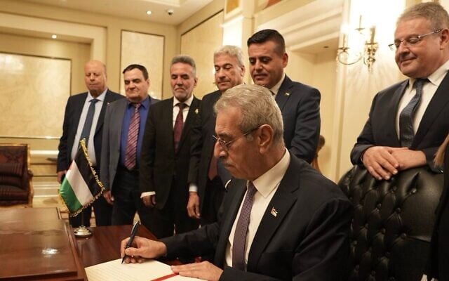 Ali Shaath, haut responsable du Comité national pour l'administration de Gaza (NCAG), signant la déclaration de mission du NCAG, sur une photo publiée le 17 janvier 2026. (Crédit : Ali Shaath/X)