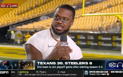 Azeez Al-Shaair, joueur de la NFL et anti-Israël, lors d'une interview d'après-match, le 12 janvier 2026. (Crédit : Capture d'écran via YouTube/ via JTA)