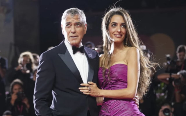 George Clooney et Amal sur le tapis rouge à la Mostra de Venise (Crédit : AP /The Associated Press Canadian Press)