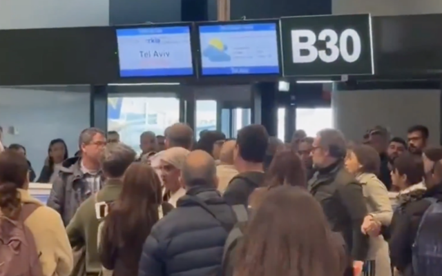 Capture d’écran d’une vidéo montrant une altercation à l’aéroport de Milan, le 5 janvier 2026. (Crédit : X.com)