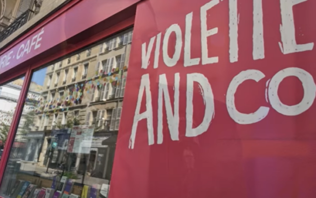 La vitrine de la librairie féministe et lesbienne Violette and Co, dans le 11e arrondissement. (Capture d'écran : YouTube)