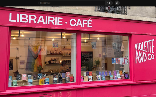 La vitrine de la librairie féministe et lesbienne Violette and Co, dans le 11e arrondissement. (Capture d'écran : YouTube) La vitrine de la librairie féministe et lesbienne Violette and Co, dans le 11e arrondissement. (Capture d'écran : YouTube)