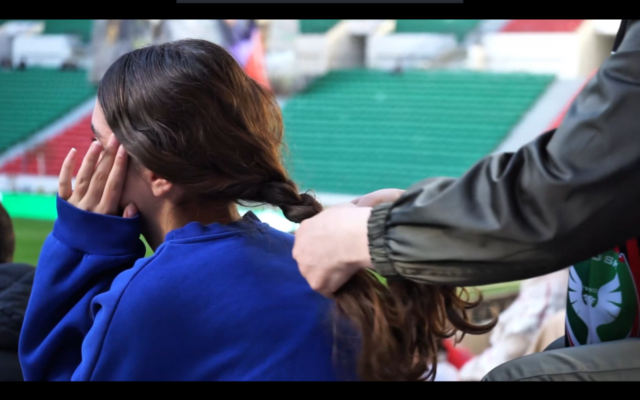 La vidéo d'une femme assise dans les tribunes du stade du club qui se fait tresser les cheveux, avec en fond sonore une chanson reprenant le slogan kurde "Jin, jiyan, azadi" (("Femmes, vie, liberté") et qui vaut au clud d'Amedsport d'encourir des sanctions en Turquie. . (Capture d'écran : X)
