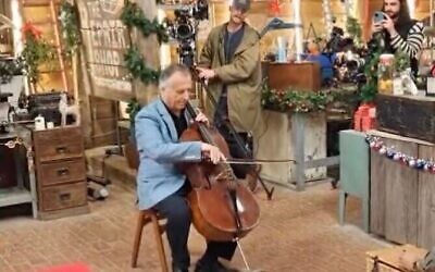 Le violoncelliste juif britannique Raphael Wallfisch jouant sur un violoncelle datant de l'époque de la Shoah dans l'émission « The Repair Shop » diffusée par la BBC, en décembre 2025. (Crédit : Capture d'écran/Instagram ; utilisée conformément à la clause 27a de la loi sur le droit d'auteur)