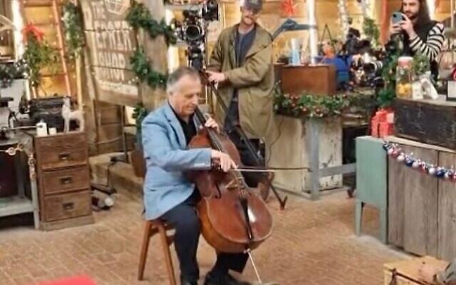 Le violoncelliste juif britannique Raphael Wallfisch jouant sur un violoncelle datant de l'époque de la Shoah dans l'émission « The Repair Shop » diffusée par la BBC, en décembre 2025. (Crédit : Capture d'écran/Instagram ; utilisée conformément à la clause 27a de la loi sur le droit d'auteur)