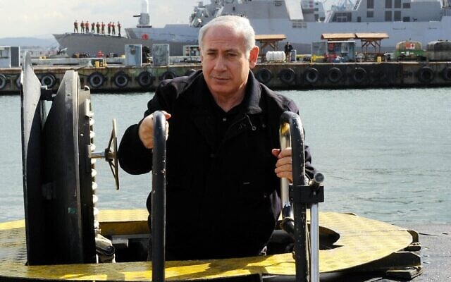 Le Premier ministre Benjamin Netanyahu ressortant d'un sous-marin, lors d'une visite au port militaire de Haïfa, le 17 novembre 2009. (Crédit : Bureau de la presse gouvernementale)