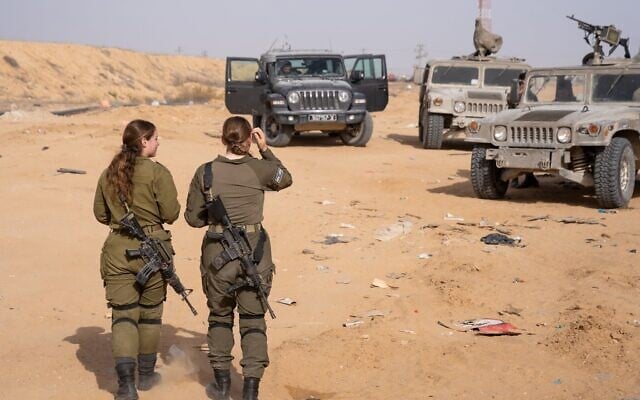 Des soldates du Corps d’Artillerie de l'armée israélienne, à la frontière de la bande de Gaza, le 8 décembre 2025. (Crédit : Emanuel Fabian/Times of Israel) Des soldates du Corps d’Artillerie de l'armée israélienne, à la frontière de la bande de Gaza, le 8 décembre 2025. (Crédit : Emanuel Fabian/Times of Israel)