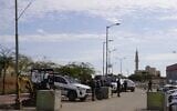 Des forces de la garde nationale et d'autres agents de police des frontières se tenant à l'entrée du village bédouin de Tarabin al-Sana, qui a été fermé à l'aide de parpaings, le 31 décembre 2025. (Crédit : Charlie Summers/Times of Israel)