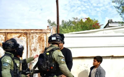 Des membres de la garde nationale de la police des frontières abordant un homme dans la rue, à Tarabin al-Sana, le 31 décembre 2025. (Charlie Summers/Times of Israel)