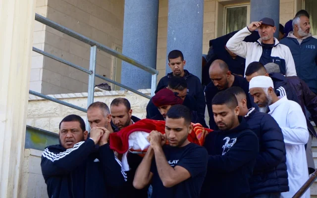 Les porteurs du cercueil de Muhammad Hussein Tarabin, abattu par la police à son domicile, lors de son cortège funèbre le 5 janvier 2026. (Charlie Summers/Times of Israel)