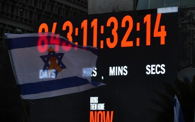 L’horloge de la place des Otages, quelques instants avant d’être débranchée après le retour du corps du dernier otage depuis Gaza, le sergent-chef Ran Gvili, Tel Aviv, le 27 janvier 2026. (Crédit : Stav Levaton/Times of Israel)