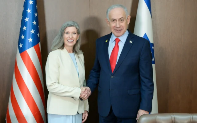 Le Premier ministre Benjamin Netanyahu (à droite) rencontre la sénatrice américaine Joni Ernst, représentante républicaine de l'Iowa, à Jérusalem, le 23 janvier 2025. (Crédit : Maayan Toaf/GPO)