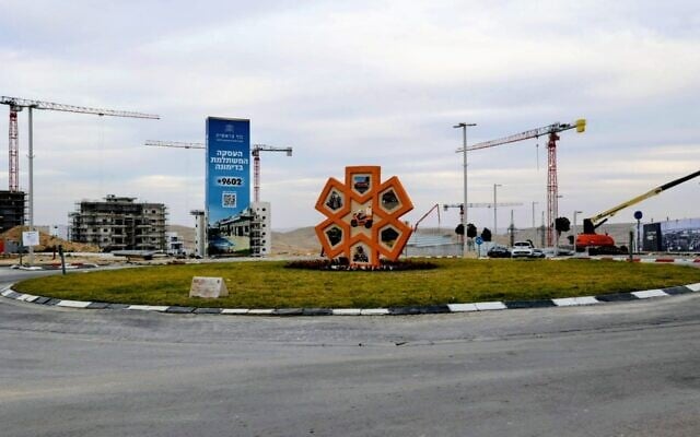 La place United Hatzalah, baptisée en mémoire de Yoel Suissa z”l, inaugurée le 4 janvier 2006 à Dimona (Crédit : United Hatzalah) La place United Hatzalah, baptisée en mémoire de Yoel Suissa z”l, inaugurée le 4 janvier 2006 à Dimona (Crédit : United Hatzalah)