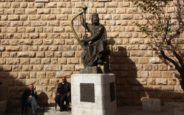 Des Palestiniens boivent un café assis à côté d'une statue du roi David, dans la Vieille Ville de Jérusalem, le 27 janvier 2011. (Crédit : Kobi Gideon/ Flash90/ Fichier)