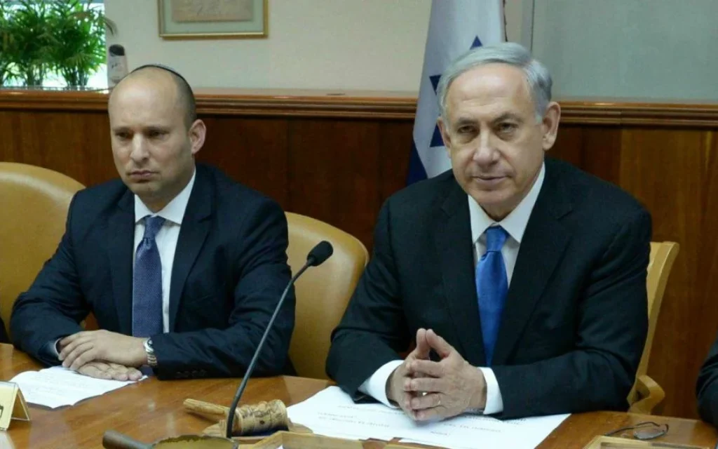Le Premier ministre Benjamin Netanyahu (à droite) et Naftali Bennett en 2015, lorsqu'ils avaient formé une coalition. Plus de dix ans plus tard, ils sont toujours en politique, se présentant l'un contre l'autre. (Crédit: Haim Zach/GPO)