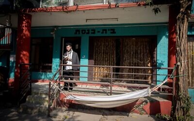 Un homme priant devant le centre Habad de Katmandou, au Népal, le 18 décembre 2016. (Crédit : Nati Shohat/FLASH90)
