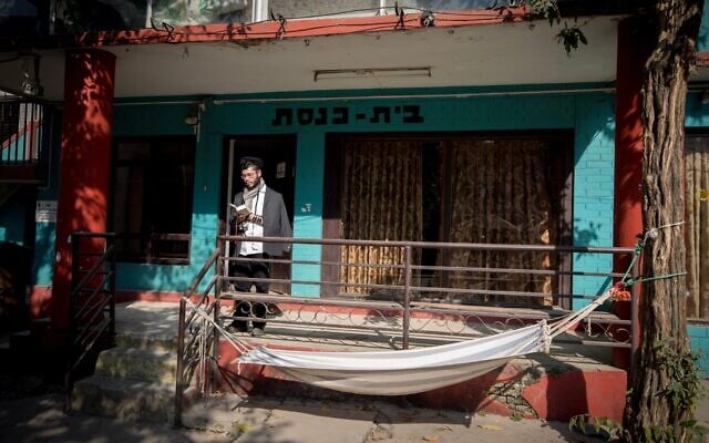 Un homme priant devant le centre Habad de Katmandou, au Népal, le 18 décembre 2016. (Crédit : Nati Shohat/FLASH90)