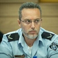 Eran Nahon, conseiller juridique en chef de l'Administration pénitentiaire israélienne (IPS), assistant à une audience concernant des allégations d'abus sexuels à la prison de Gilboa, à la Knesset, à Jérusalem, le 3 août 2022. (Crédit : Yonatan Sindel/ Flash90/ Fichier)