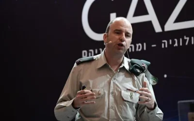 Le Brigadier Général Amit Saar, chef du service de recherche sur le renseignement militaire, lors d'une prise de parole dans le cadre de la conférence Gazit, à Tel Aviv, le 5 décembre 2022. (Tomer Neuberg/Flash90)