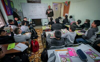 Élèves de l'école Noreen, dans le quartier arabe de Beit Hanina, à Jérusalem-Est, le 17 janvier 2023. (Crédit : Jamal Awad/Flash90)
