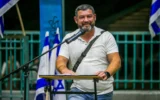 Le général de brigade (Rés.) Ofer Winter prenant la parole lors d'une manifestation organisée à l'occasion de la Journée de Jérusalem, à Ariel, en Cisjordanie, le 4 juin 2024. (Crédit : Flash90)